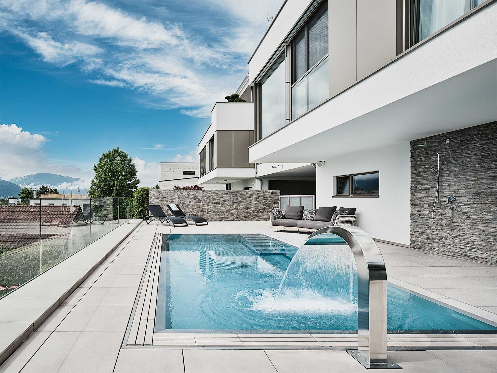 Ein Wasserspiel und ein auf das Umgebungsniveau abgestimmter Wasserspiegel fügen sich zu einem harmonischen Gesamtbild und unterstreichen die architektonische Gestaltung.