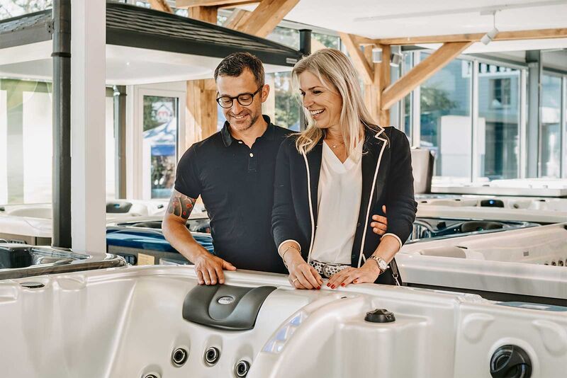 In der Ausstellung in Lenzburg kann aus einer Vielfalt an Modellen die persönliche Wellnessoase ausgewählt werden. Die Beratung ist kostenlos.