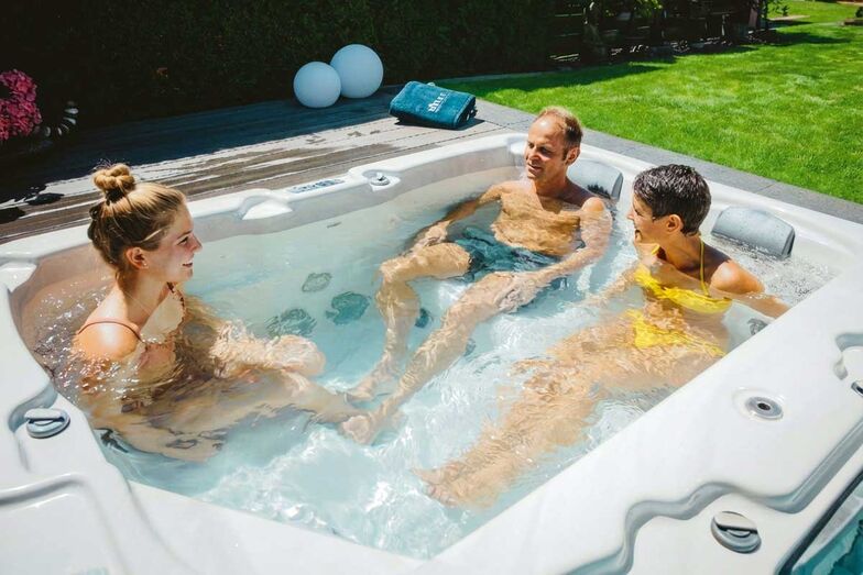 Wohltuende Wärme löst Verspannungen, sprudelndes Wasser ­beruhigt den Geist: Der eigene Whirlpool schenkt der ganzen Familie täglich pure Lebensqualität.