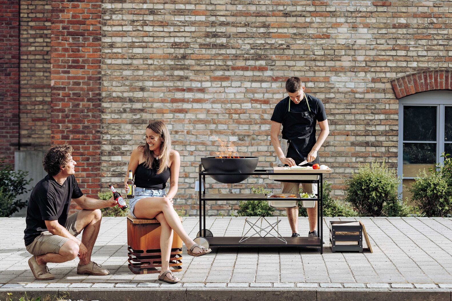 Aus so mancher Grillstelle hat sich schon eine ganze Outdoorküche entwickelt. Bei Hoefats hat das alles System und hochwertige Module, die auf alle Wünsche eingehen. Fire Kitchen ist eine mobile Küche, in der es fürs Kochen und Grillen auf drei Ebenen Arbeits- und Ablagefächer und geniales Zubehör gibt. www.hofats.com