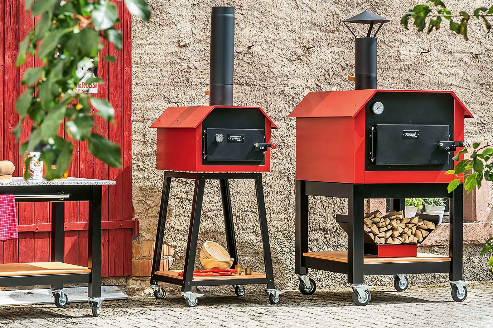 Im Garten oder auf der Terrasse etwas im Holzbackofen backen – das findet schnell Freunde und lockt die Gäste in Scharen. Der Furnus Holzbackofen ist mobil, hat eine kurze Aufheizzeit und glänzt mit seinem Design und einem geringen Holzverbrauch. Die ausgefeilte Speichertechnik gewährleistet die ideale Ober- und Unterhitze für perfekt gebackene Brote, knusprige Pizzen, feine Kuchen, Gratins und vieles mehr. Erhältlich in verschiedenen Ausführungen und Grössen. www.feuerkonzepte.ch