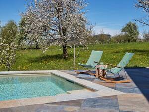 Das stilvolle Betonbecken, eingebettet in den Garten mit blühenden Obstbäumen, zeigt eindrucksvoll, dass ein Pool weit mehr sein kann als nur eine sommerliche Erfrischung. Der 10 × 3,30 × 1,50 Meter grosse Skimmer-Pool überzeugt mit hochwertiger Ausstattung: Die edle Folie Alkorplan Touch Relax, sechs Düsen und drei Unterwasserlampen sorgen für Komfort und stimmungsvolles Licht. Für optimale Wasserqualität sorgt eine moderne Salzaufbereitung. Vitabad.