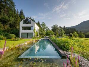 Der 30 Quadratmeter grosse Regenerationsbereich umrahmt den etwas grösseren Schwimmbereich. Eine kleine Holzterrasse ergänzt den Pool harmonisch und bietet einen idealen Platz, um zu entspannen und den Blick auf das kühle Nass zu geniessen. Biotop.