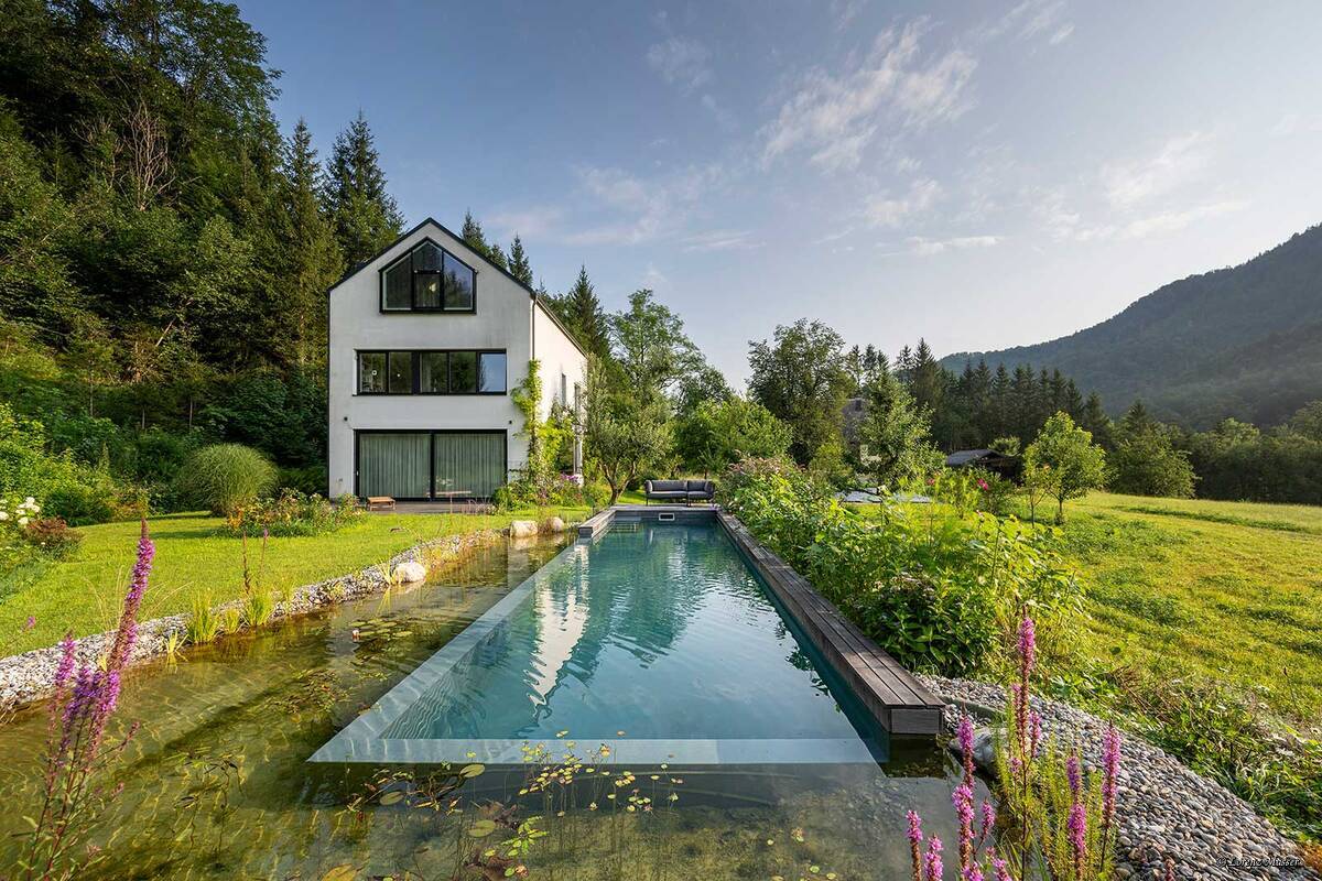 Der 30 Quadratmeter grosse Regenerationsbereich umrahmt den etwas grösseren Schwimmbereich. Eine kleine Holzterrasse ergänzt den Pool harmonisch und bietet einen idealen Platz, um zu entspannen und den Blick auf das kühle Nass zu geniessen. Biotop.