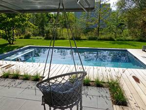 Im Pool von Platsch befindet sich für erholsame Stunden eine Sitzbank. Das Betonbecken ist mit der Alkor-Folie in der Farbe Prestige ausgekleidet. Platsch.
