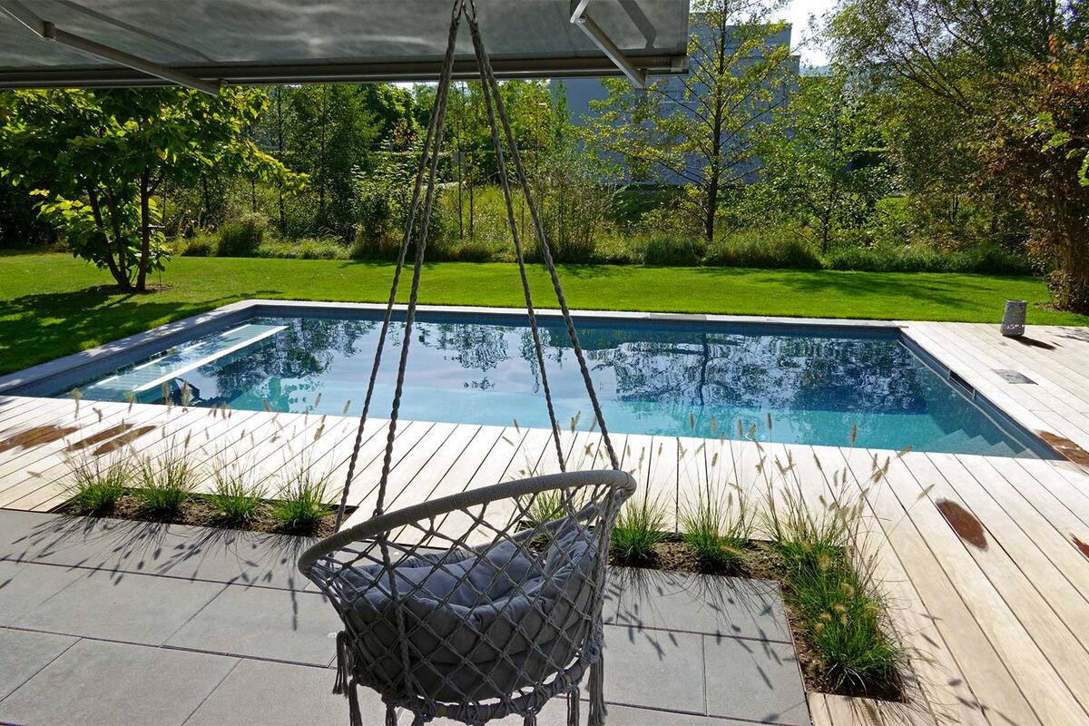 Im Pool von Platsch befindet sich für erholsame Stunden eine Sitzbank. Das Betonbecken ist mit der Alkor-Folie in der Farbe Prestige ausgekleidet. Platsch.