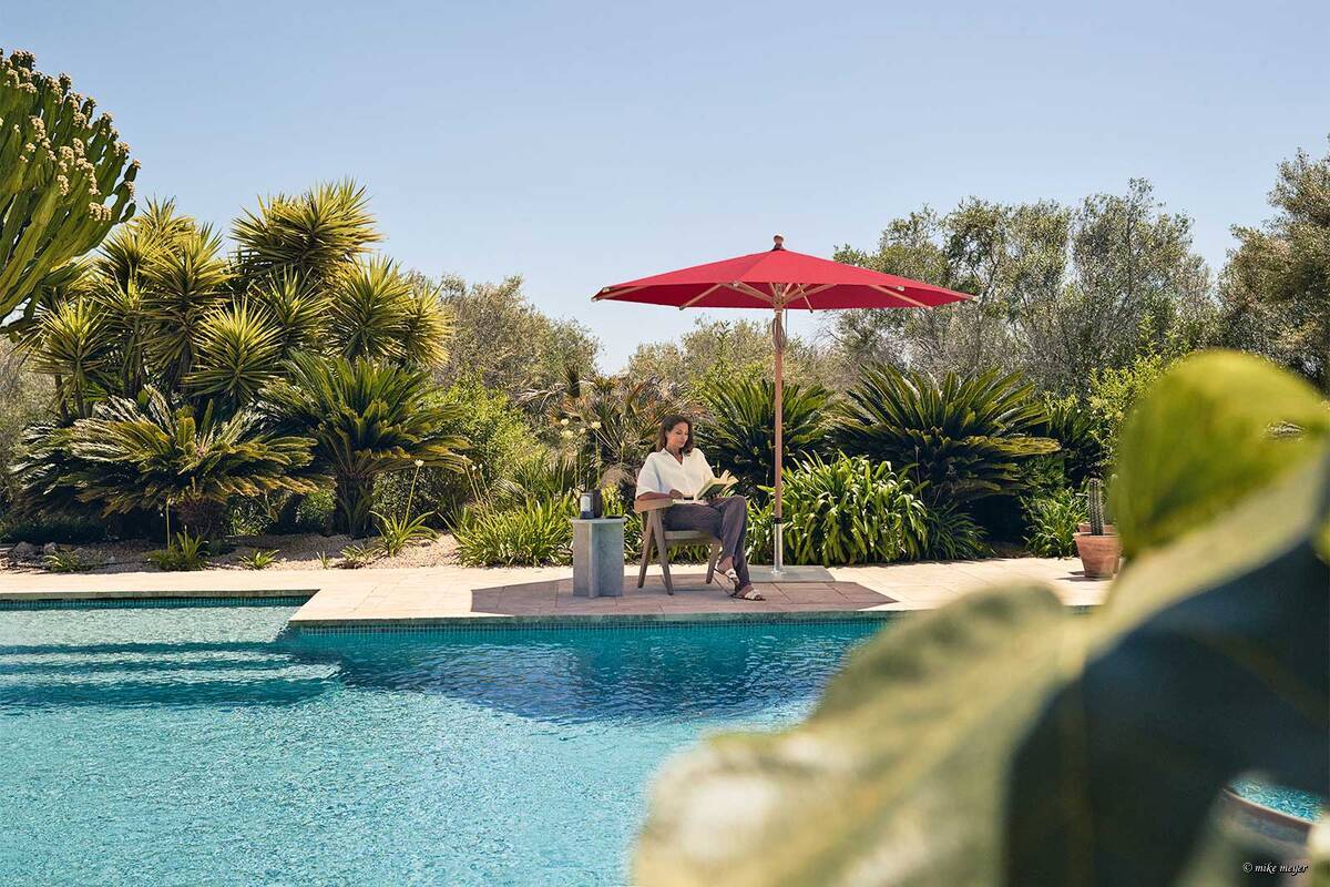 Der Sonnenschirm «Piazza» der Glatz AG überzeugt mit einer hohen Windstabilität, Langlebigkeit und einem geringen Pflegeaufwand. Den Stoffbezug des flach designten Schirmdachs gibt es in 70 Farbtönen und in unterschiedlichen Stoffqualitäten. Glatz AG.