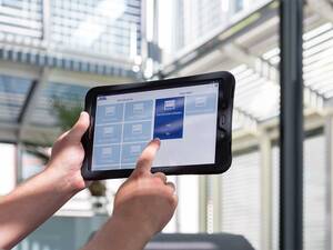 Zwischen Frost und Frühlingssonne – bei oft grossen Temperaturunterschieden im Frühjahr werden intelligente Rollladensysteme zum Raumklima- und Energiemanager. Moderne Aluminium-Rollläden lassen sich via App oder Sensoren vollautomatisch steuern und reagieren schnell auf wechselnde Temperatur- und Lichtverhältnisse. Schanz Rollladensysteme GmbH.