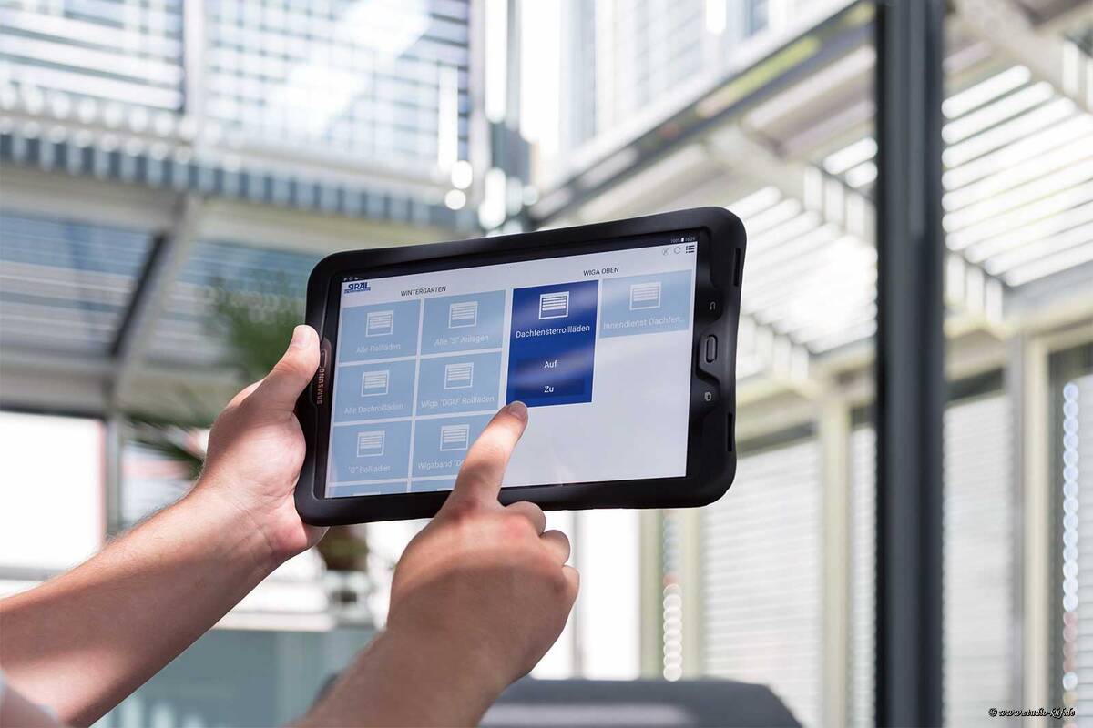 Zwischen Frost und Frühlingssonne – bei oft grossen Temperaturunterschieden im Frühjahr werden intelligente Rollladensysteme zum Raumklima- und Energiemanager. Moderne Aluminium-Rollläden lassen sich via App oder Sensoren vollautomatisch steuern und reagieren schnell auf wechselnde Temperatur- und Lichtverhältnisse. Schanz Rollladensysteme GmbH.