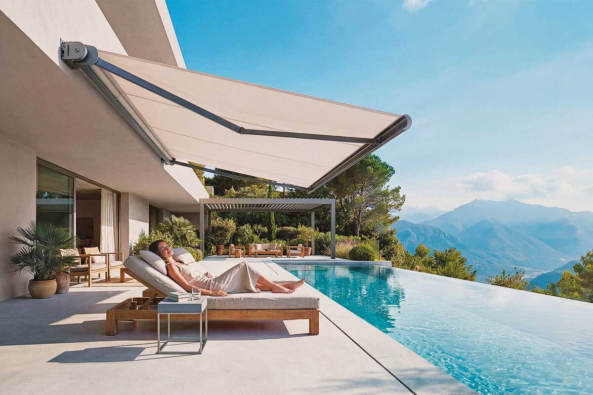 Die ellipsenförmige Kassette von Schenker Storen schützt zuverlässig vor Wind und Wetter. Die optional wählbaren und dimmbaren LEDs in den Gelenkarmen oder die LED-Spots am Kasten sorgen auch nach Sonnenuntergang für herrliche Outdoor-Momente. Perfekt geeignet für kleine bis mittelgrosse Terrassen von Ein- und Mehrfamilienhäusern. Schenker Storen AG.