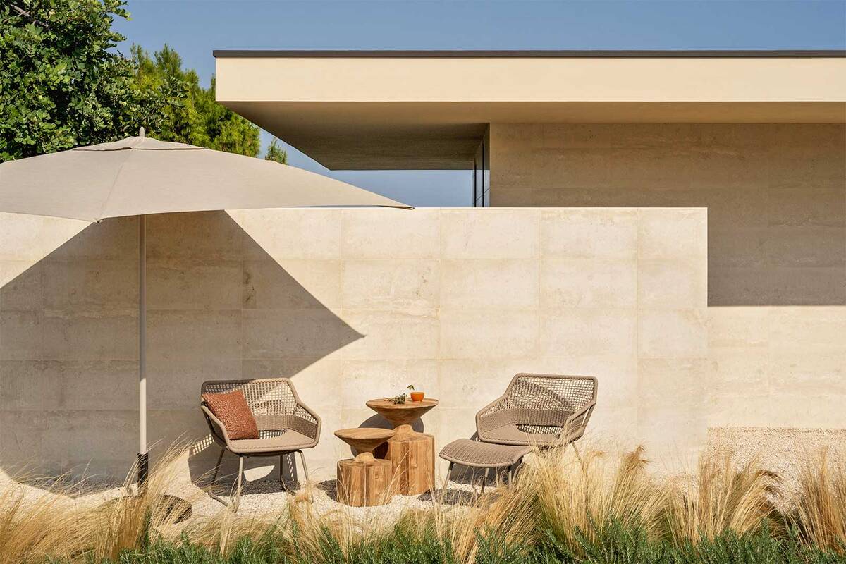 Trotz des geringen Gewichts überzeugen die Schirme «Pizarra» von Jardinico durch eine hohe Stabilität – dank doppelter Verriegelungsstifte und dem integrierten «Loxx-System», das den Schirmstoff sicher am Gestell fixiert und ein Flattern bei Wind reduziert. Hunn Gartenmöbel AG.