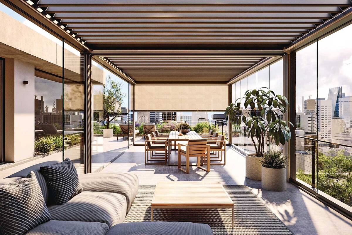 «Effektiv, individuell anpassbar und nachhaltig – so sollen die Sonnenschutzlösungen der Zukunft sein», sagt der CEO und geschäftsführende Gesellschafter der Hella Gruppe, Andreas Kraler. Mit dem neuen Lamellendach liefert das Unternehmen eine modulare Lösung, die mit Glaselementen ergänzt werden kann, um optimal vor zu viel Sonne, Wind und Regen zu schützen. Hella Sonnen- und Wetterschutztechnik GmbH.