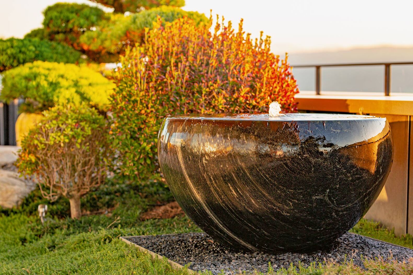 Vor Jahren entdeckte Ralph Hoffmann einen unglaublich schönen Sandstein mit einem einzigartigen Farbenspiel. Da kam ihm die Idee, aus diesem Stein Gefässe herstellen zu lassen. Mit der Zeit kamen ­weitere Steine zur Fertigung, pflegeleichte, wunderschöne Granite in allen Farben. Das ruhige Plätschern ist im Sommer eine wahre Freude, und im Winter sind die grossartigen Eisgebilde ein wahrer Hingucker. Gartencenter Hoffmann AG, www.gartencenter-hoffmann.ch