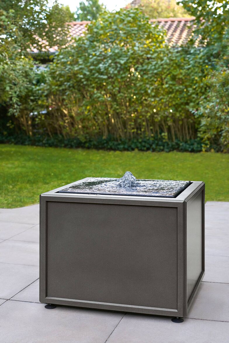 Antony Petit ist ein kleiner, freistehender Brunnen mit Pumpen-Set, für den es lediglich einen Stromanschluss braucht, um die Wasserspiele in Gang zu setzen. Pumpe, Wasserablauf, Kabelauslass und Überlauf gewährleisten optimale Funktionalität. Gewicht: 25 Kilogramm. Garpa Garten & Park Einrichtungen GmbH, www.garpa.ch