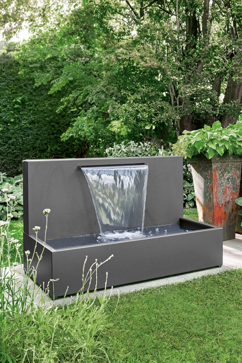Im Noah Brunnen zirkuliert das Wasser gleichmässig und für den geschlossenen Wasserkreislauf ist nur ein Stromanschluss notwendig. Noah umfasst ein System aus Pumpe, Wasserablauf, Kabelauslass und Überlauf für eine reibungslose Installation. Für freistehende und wandseitige Lösungen. Gewicht: 43 kg. Garpa Garten & Park Einrichtungen GmbH, www.garpa.ch