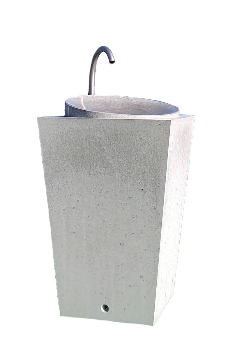 Eine sehr gute Idee für eine Ecke im Garten ist der Trinkwasserbrunnen Alquadro. Funktional und hochwertig verarbeitet, fügt sich sein minimalistischer Körper aus Beton in jede Umgebung ein und schenkt gesunden Mehrwert. Creabeton AG, www.creabeton.ch