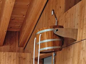 Die «Eimer-Schwalldusche» sorgt nach der Sauna für einen intensiven Kältereiz. Das Wasser, das oben eingefüllt wird, kann per Zug am weissen Seil entleert werden. Angelehnt am rustikalen Design, bietet Fitpa eine moderne Variante des Klassikers. Fitpa AG.