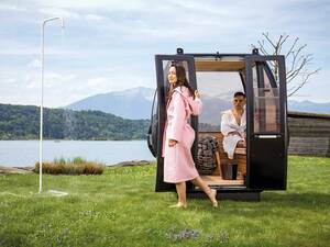 Die Saunagondel: Ausrangierte Bergbahngondeln werden zur Gartensauna: Die Idee, entstanden in Zusammenarbeit mit dem Designerduo Taranto & Egger, kam so gut an, dass die Saunagondeln inzwischen in Serie produziert werden. Mit 6 kW Kombi-Ofen, Innenausstattung in Espe oder Erle. Küng Wellness.