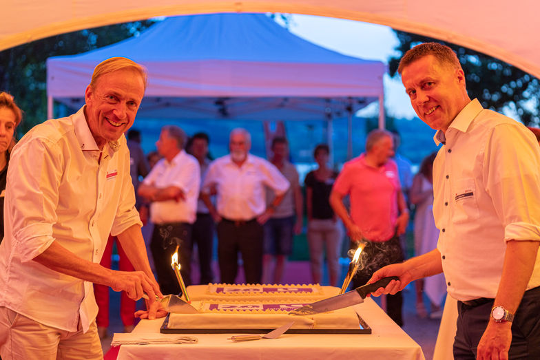 Blicken optimistisch in die Zukunft: Geschäftsführer Markus Giger von alpha innotec und Marco Rossmerkel, Mitglied des Verwaltungsrates, beim Anschneiden der Geburtstagstorte.