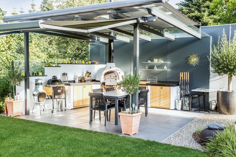 Auch Aussenbereiche wie diese Sommerküche benötigen einen Sonnenschutz. Weberhaus, www.weberhaus.ch