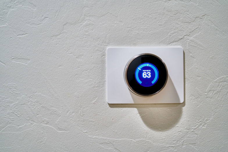 Mit einem smarten Thermostat lässt sich die Temperatur automatisch regeln: Sinkt die Temperatur unter den Mindestwert, schaltet das System auf Heizen und wärmt das Haus auf. Steigt die Temperatur über den Maximalwert, schaltet das System auf Kühlen.