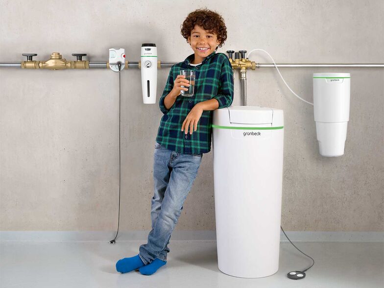 Präzision für sauberes Wasser: Die «exaliQ:KC» von Grünbeck mischt dem Trinkwasser genau dosierte Mengen von Mineralstoffen bei. Dadurch lagern sich weniger Kalk und Rost in den Leitungen ab. Das schont Rohre, Armaturen und Haushaltsgeräte. Feine Partikel werden durch passende Filteranlagen entfernt und die Wasserenthärter von der Serie «softliQ» machen das Wasser weicher. Egal ob Kalk, Rost oder Trübungen – für jedes Wasserproblem gibt es eine passende Lösung. Grünbeck Wasseraufbereitungen Schweiz GmbH, www.gruenbeck.ch