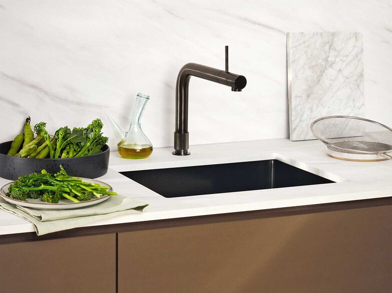 Heiss, kalt, sprudelnd: Der «Quooker Front» liefert kaltes, warmes, kochendes und auf Wunsch auch gekühltes stilles oder sprudelndes Wasser direkt aus einer einzigen Armatur. Im Unterschrank sorgen Reservoirs wie «Combi» oder «Combi+» für den passenden Vorrat. Der optionale «Cube», ebenfalls ein Reservoir, bringt Sprudel ins Glas. Die platzsparende Technik und die Kindersicherungen runden den Alleskönner ab. Quooker Schweiz AG, www.quooker.ch