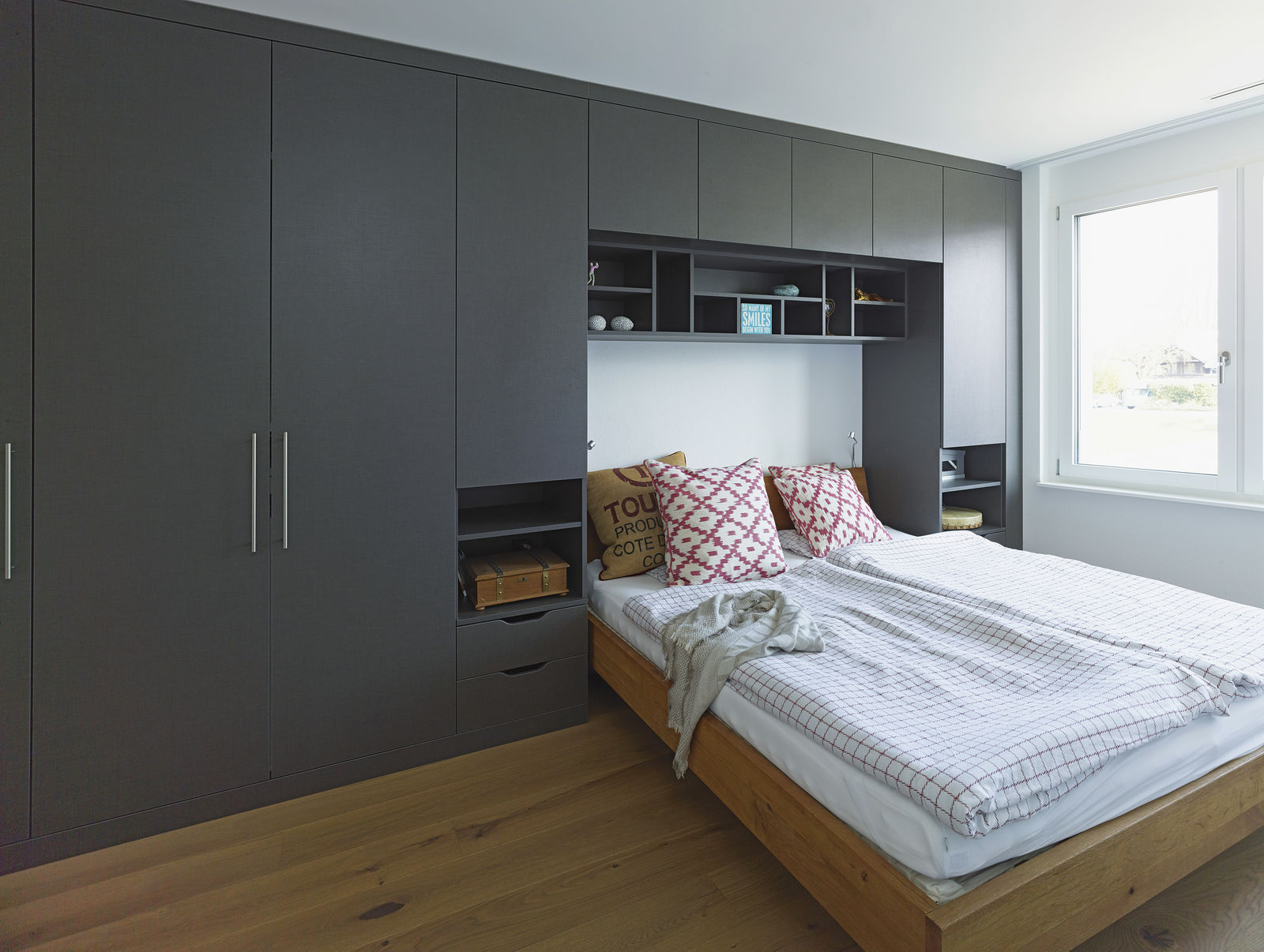 Einbauschrank mit Bettnische.
