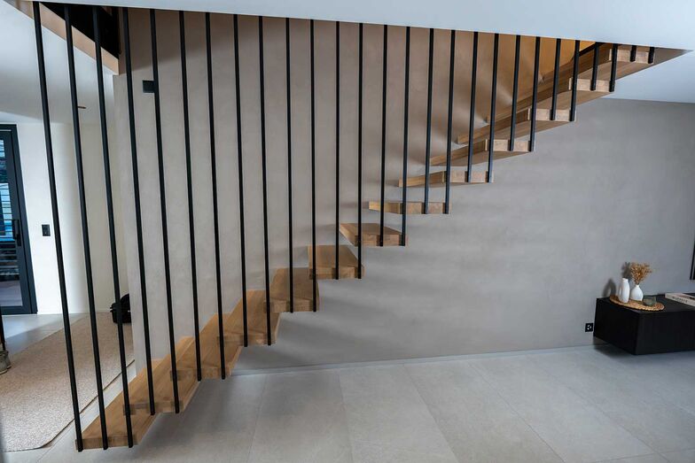 Luftig wirkt die Treppe der Keller Treppenbau AG. Die Stufen aus Eichenholz sind an der Wand befestigt und an viereckigen Sprossen elegant aufgehängt. www.keller-treppen.ch