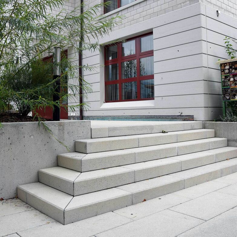 Auch an den Aussenbereich will gedacht sein: Die «Finalgo»-Vakuum-Blockstufen sind in fünf verschiedenen Längen bis maximal 100 cm in der Bauhöhe 15 cm und 17 cm erhältlich. Aufgrund der massiven Bauart sind die Vakuum-Blockstufen belastbar und daher als Randabschlüsse und für Geländerbefestigungen geeignet. Gebr. Müller AG, www.mt-baustoffe.ch
