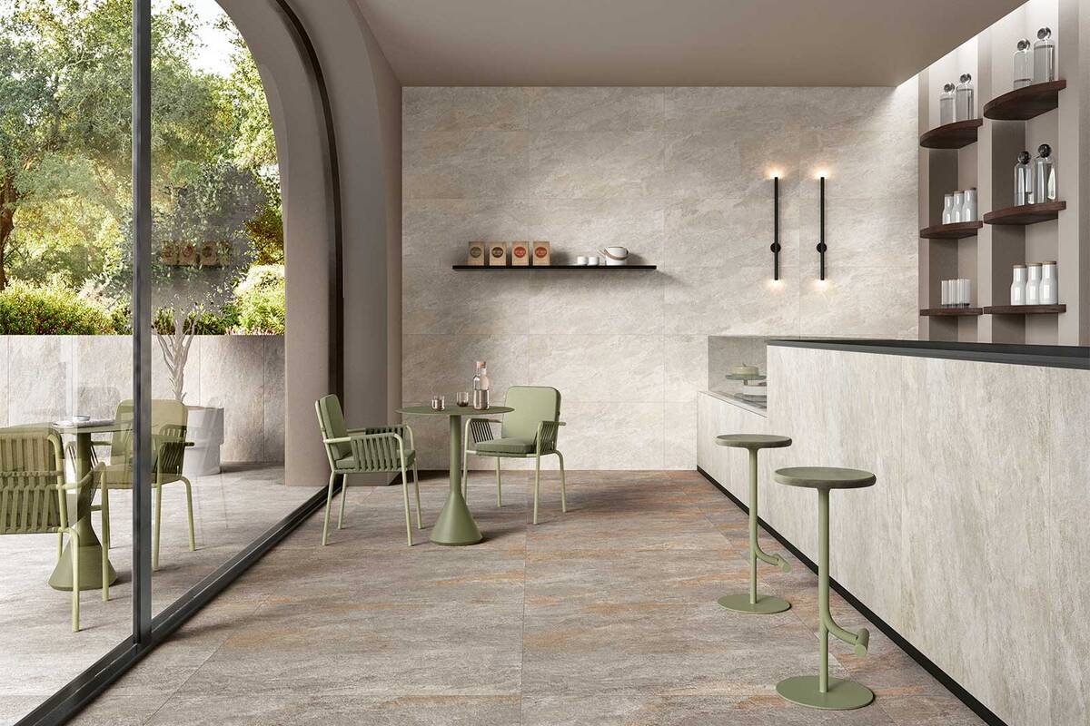 Feinsteinzeug kann man sowohl für den Innen- als auch für den Aussenbereich verwenden. Werden im Wohnraum und auf der Terrasse dieselben Platten gewählt, entsteht eine optische Verbindung der zwei Bereiche. Sabag AG.