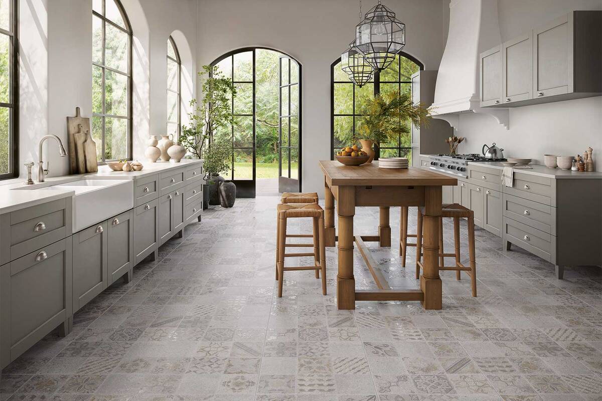 Für hohe Qualität sind Keramikfliesen aus Spanien bekannt, denn sie haben eine lange Tradition im Land. «Tile of Spain» ist die Marke des ­Verbands der spanischen Keramikfliesenhersteller und vereint 125 Hersteller. Diese Fliesen sind von «El Molino» und heissen «Kotor». Tile of Spain.