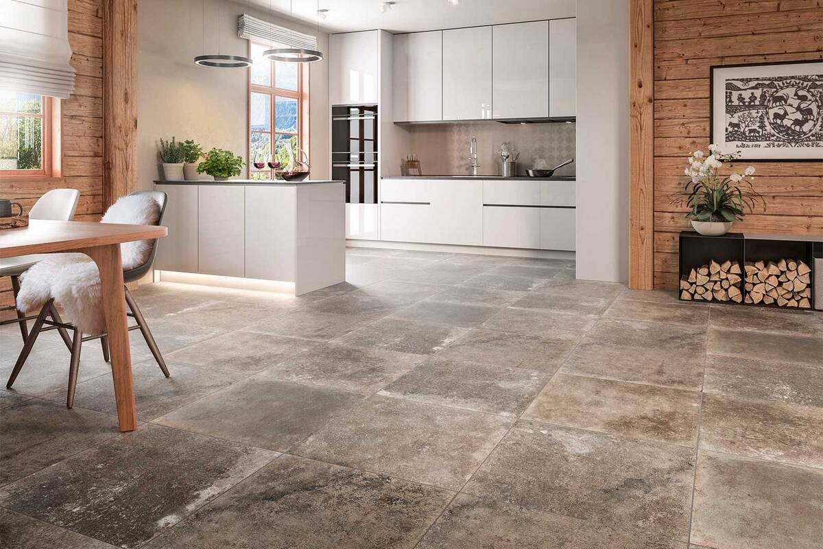 Diese Bodenplatte aus Feinsteinzeug ist die keramische Umsetzung eines antiken, wiederverwendeten Steins. Durch die unregelmässige Oberfläche wirkt der Boden natürlich und warm. Die Platten sind in verschiedenen Grössen und vier Farbvarianten erhältlich: Sandbraun antik, Puderweiss antik, Aschgrau antik und Schokobraun antik. Ganz Bau­keramik AG.