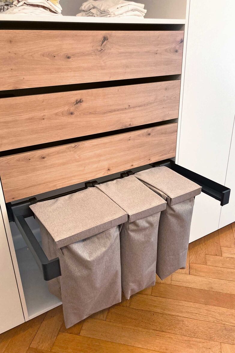 Bei dieser Einbau-Ankleide kommen mehrere praktische Elemente zum Vorschein, darunter Stauräume für Wäsche und Schuhe. Die integrierte LED-Beleuchtung schaltet sich beim Öffnen der Schranktüre automatisch ein. Oesch Innenausbau AG, www.oesch.ch
