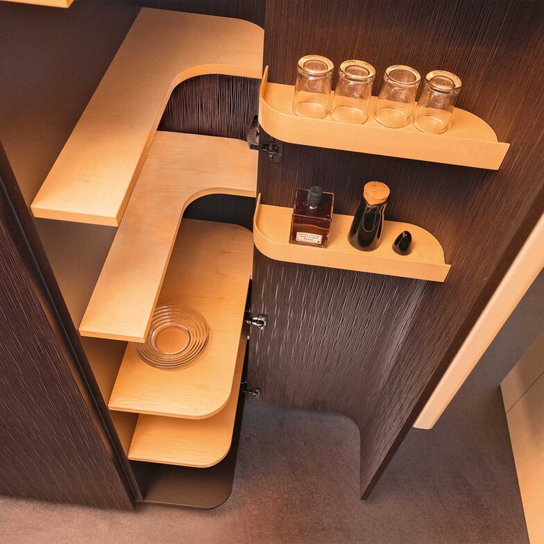 Küchenutensilien elegant präsentiert. Diese durchdachte Lösung für die Küche von Schneebeli bietet extrahohen Stauraum sowie eine raffinierte Besteckschublade und sorgt dafür, dass alles praktisch und stilvoll geordnet ist. Schneebeli AG, schneebeli.ch