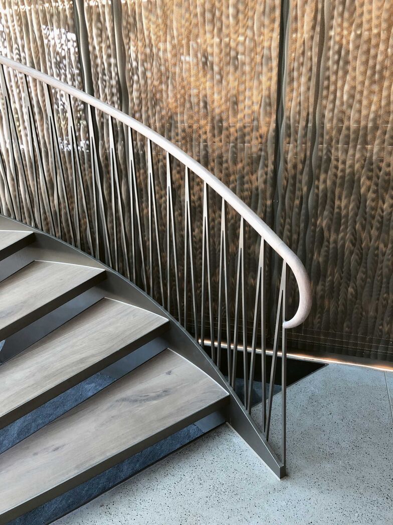 Diese Stahltreppe mit einem Handlauf aus Eiche wurde von der Ferdinand Hasler AG nach Mass gefertigt und prägt mit seinem Design die Innenarchitektur massgebend. www.hasler-treppen.ch