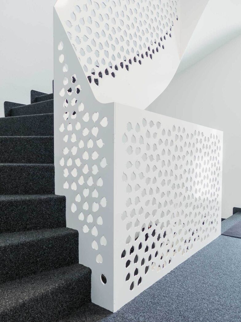 Ein Vollblechgeländer kann unscheinbar sein, muss es aber nicht. Das beweist die Gyger Metallbau AG mit diesem Beispiel, das abgestimmt auf das Projekt, eine Stanzung mit der Silhouette von Lindenblättern aufweist. www.gygertreppen.ch