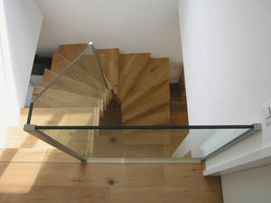 Diese optisch leichte Treppe «Bolero» vereint bewährte Treppenbaukunst mit den modernen Konstruktionselementen Eichenholz und Glas. Bianchi Holz- und Treppenbau AG.