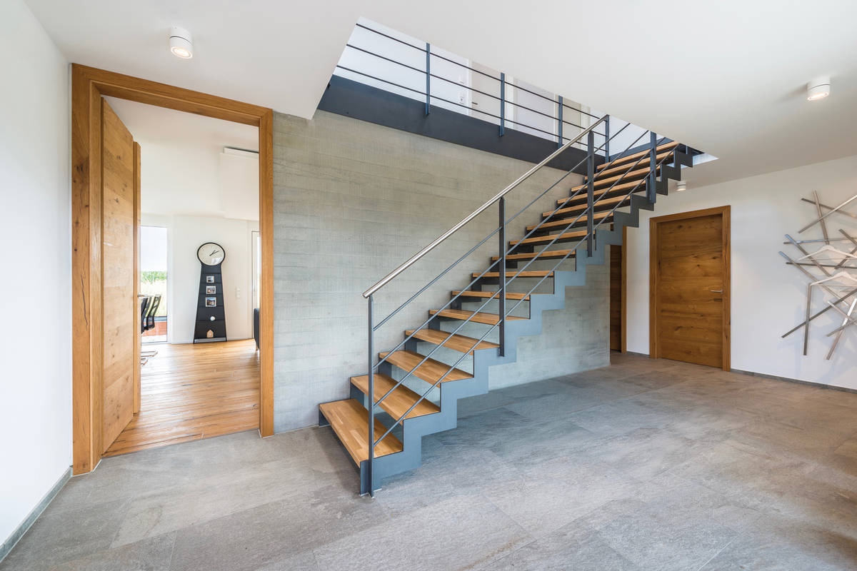 Zeitlos und funktional präsentiert sich diese Zweiholmtreppe im Faltwerkdesign mit Eichenstufen. Noves GmbH.