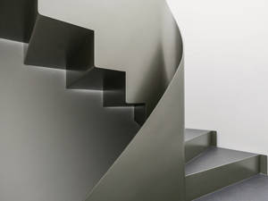 Die halb gewundene Vollblechtreppe ist ein richtiges Schwergewicht, das dennoch Leichtigkeit und Ruhe ausstrahlt. Gyger Metallbau AG.