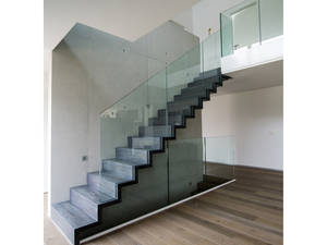 Schlicht und dennoch wirkungsvoll: Faltwerktreppe in gebeizter Eiche, deren Glasbrüstung lichtseitig ins Massivholz eingenutet wurde. Keller Treppenbau AG.