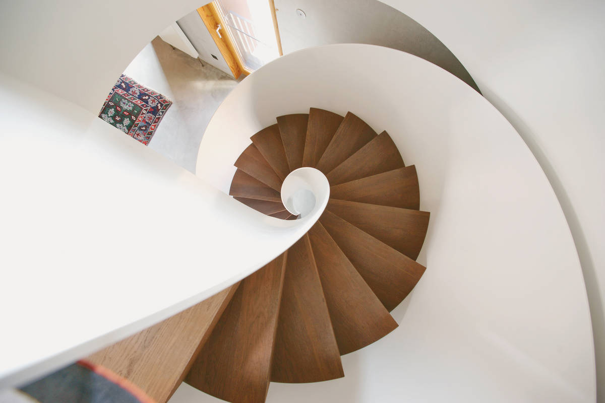 Ästhetik pur aus der Vogelperspektive: Die Wendeltreppe aus Vollblech mit geschlossener Untersicht in Stahl erinnert von oben an ein Schneckenhaus. Gyger Metallbau AG.