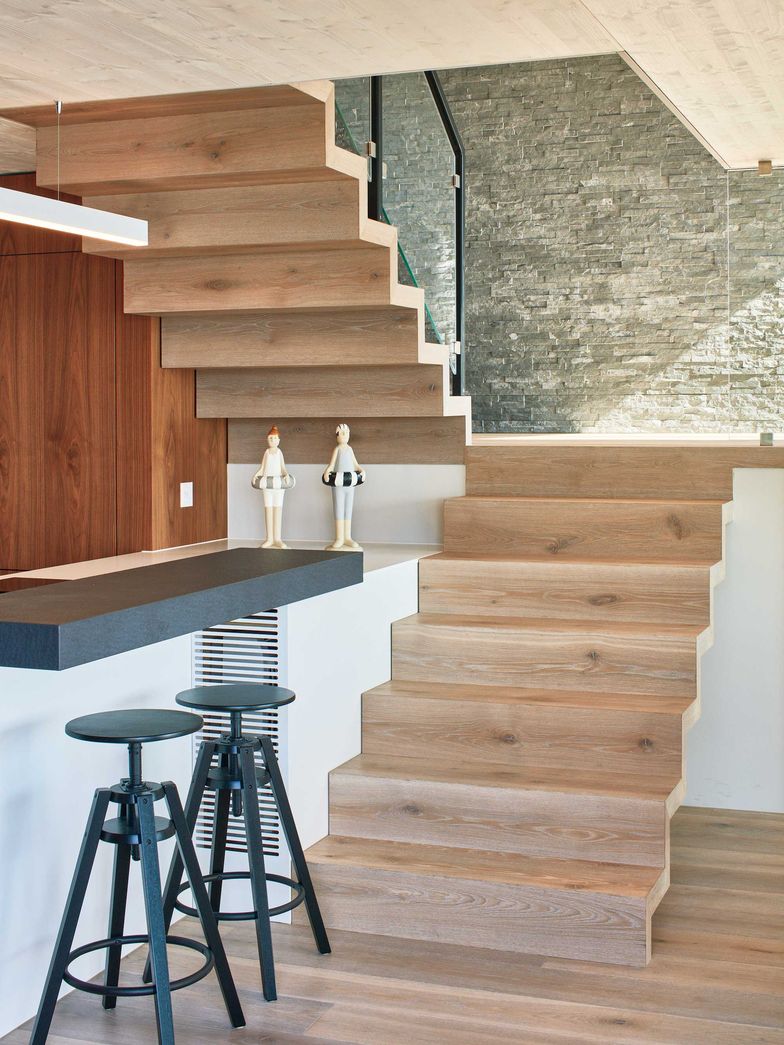 Hier wurde wegen der engen Platzverhältnisse eine möglichst leichte, sogenannte «fliegende Treppe» eingesetzt. Edles Eichenparkett zieht sich über die Treppe durch das ganze Haus. Hans Hassler AG.