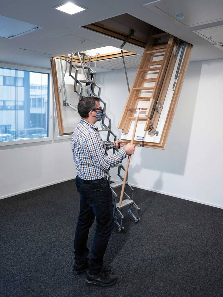 Für den selten genutzten Zu­gang zum Estrich gibt es patente Spar­treppen. Columbus Treppen AG.