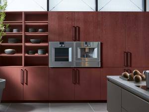 Die moderne Variante des Buffettschranks: Regal und Küchenschränke werden hier stilvoll kombiniert und setzen ausgewähltes Geschirr in Szene. «Y-Line» von Hans Eisenring AG Küchenbau.
