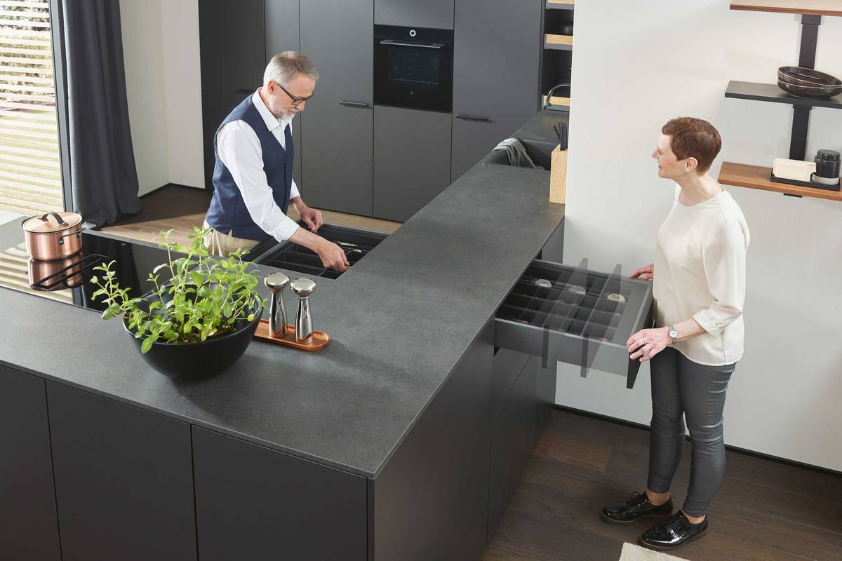 Mit der beidseitig ausziehbaren Schublade bietet «Riverso» unzählige Möglichkeiten, Räume besser zu nutzen und alltägliche Abläufe zu optimieren. Peka-Metall AG.