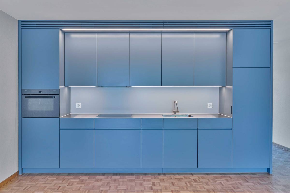 Einfach mal blau machen! Die Küche in Blau bringt eine unaufdringliche Frische ins Haus und bietet viel Stauraum. Oesch Innenausbau AG.