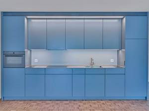 Einfach mal blau machen! Die Küche in Blau bringt eine unaufdringliche Frische ins Haus und bietet viel Stauraum. Oesch Innenausbau AG.