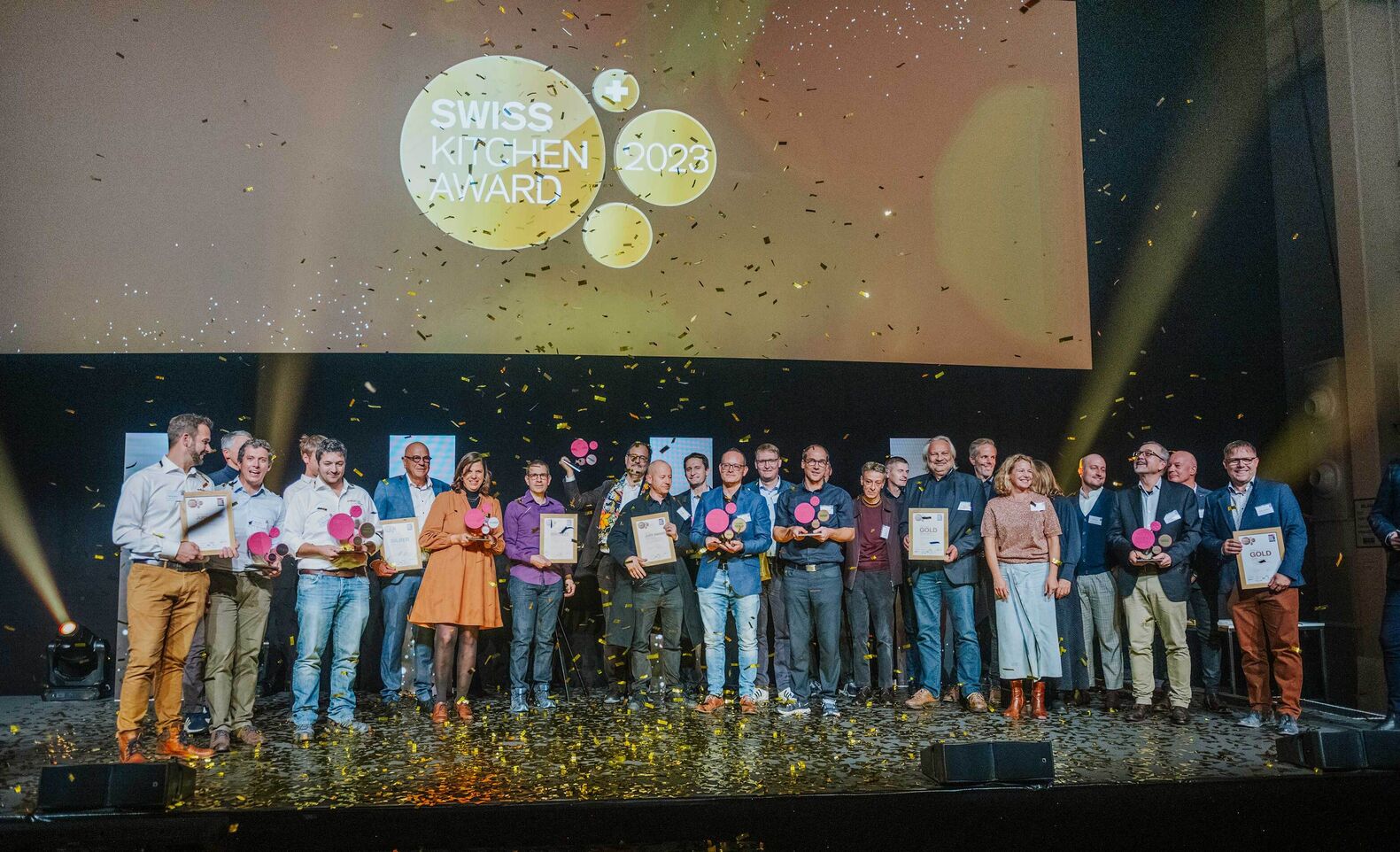 Spektakuläre Verleihung der 6. «Swiss Kitchen Awards»: Die Gewinner lassen sich im Rahmen des Küchenkongresses vom Branchenverband «Küche Schweiz» feiern. Mit dem Award werden alle zwei Jahre besondere Leistungen im Schweizer Küchenbau ausgezeichnet. Die Sieger 2023 überzeugten mit ganz unterschiedlichen Küchen.
