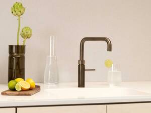 Quooker bietet «Quooker Fusion» und «Quooker Flex» in zwei neuen Oberflächenvarianten an: Kupfer Rosé und Gunmetal (im Bild). Letzteres kombiniert ein Dunkelgrau mit blauen Untertönen. Quooker.